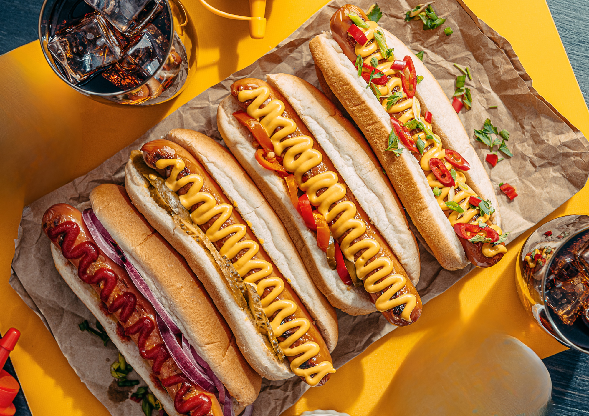 Nos hot dogs artisanaux avec saucisse et pain frais.