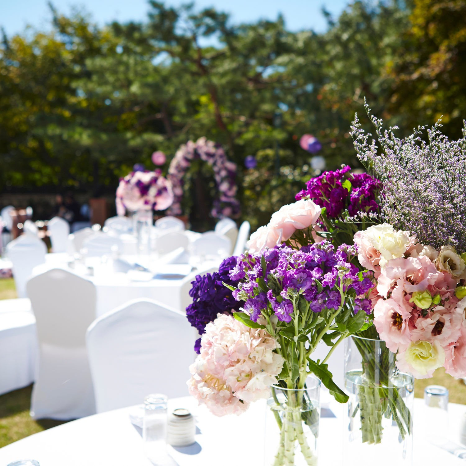 Table dressée en plein air pour un vin d'honneur et un repas de mariage inoubliable avec notre food truck en Rhône-Alpes.